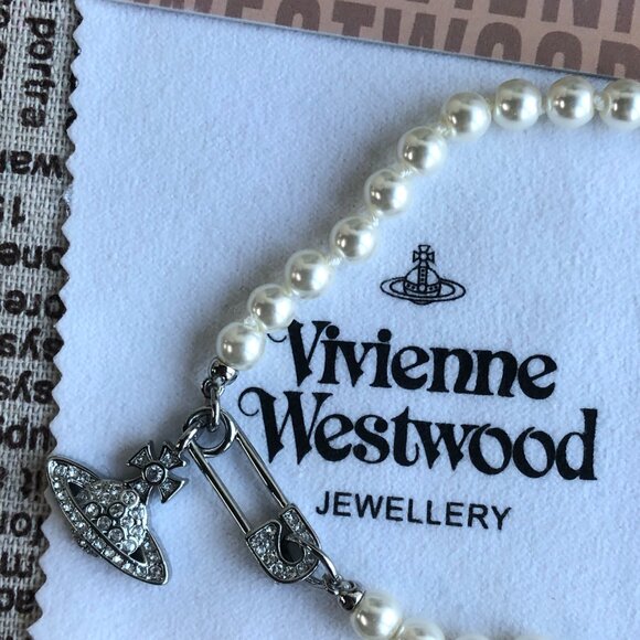 💎Vivienne Westwood  silvery  Safety Pin Pearl Necklace💎 - Picture 4 of 5
